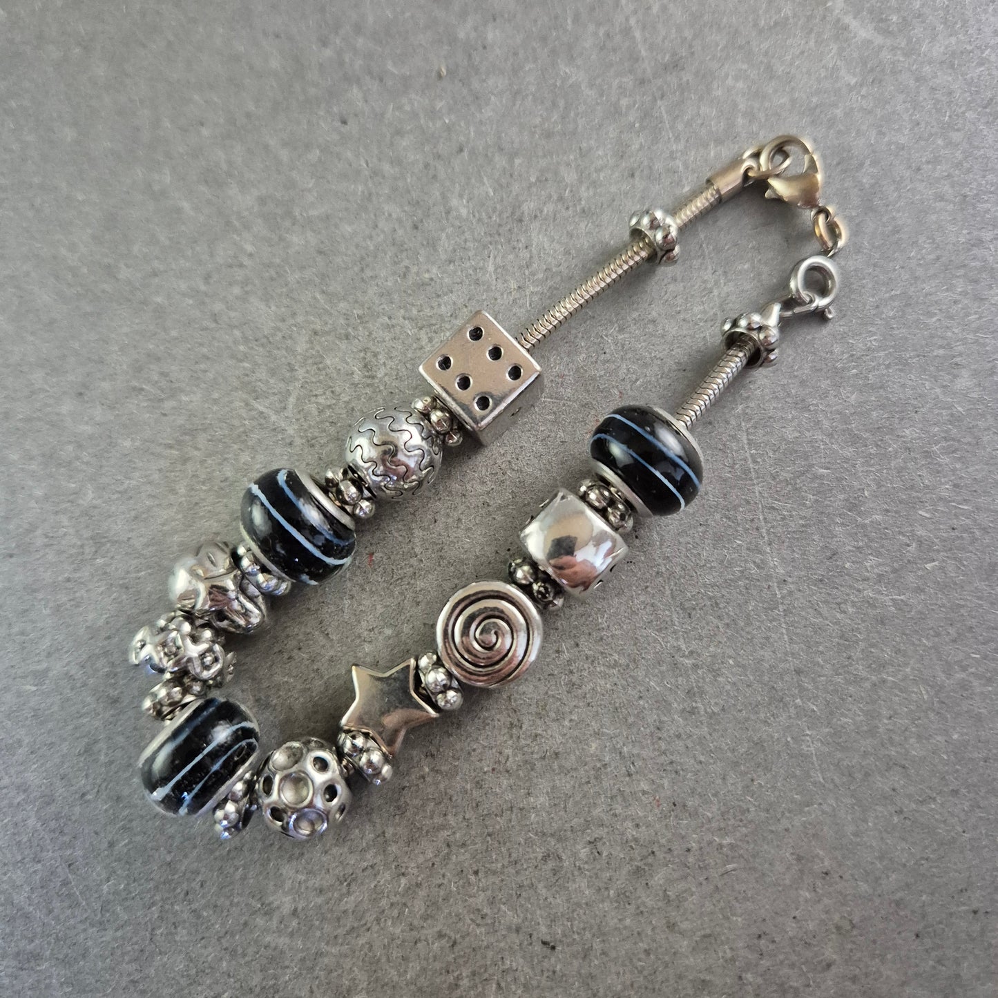 Charm Armband in Silberoptik – Mit Glasperlen & Symbolanhängern