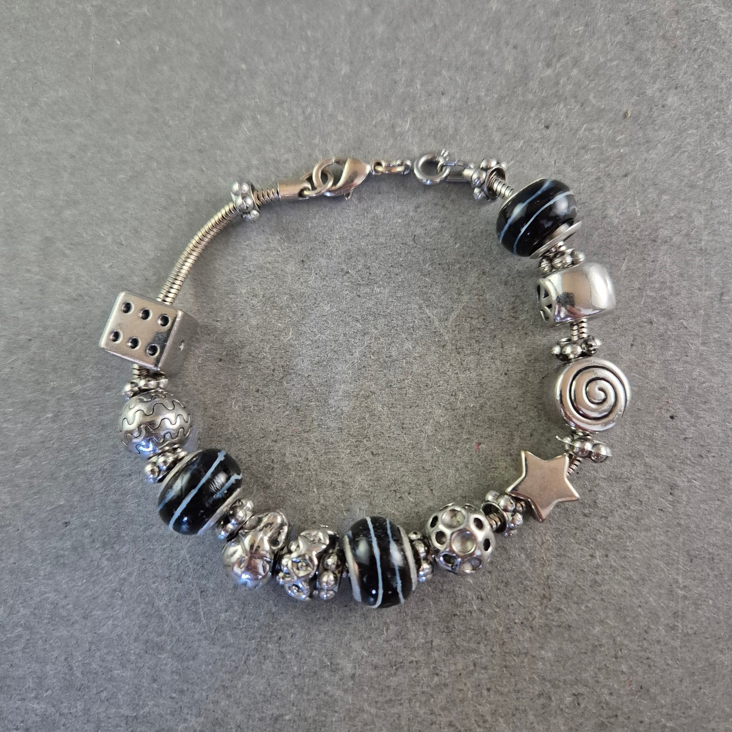 Charm Armband in Silberoptik – Mit Glasperlen & Symbolanhängern