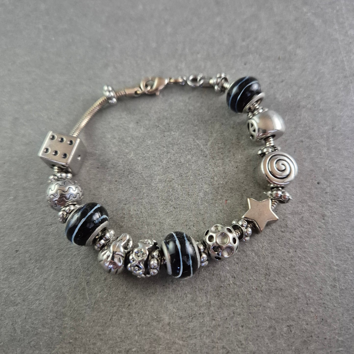 Charm Armband in Silberoptik – Mit Glasperlen & Symbolanhängern