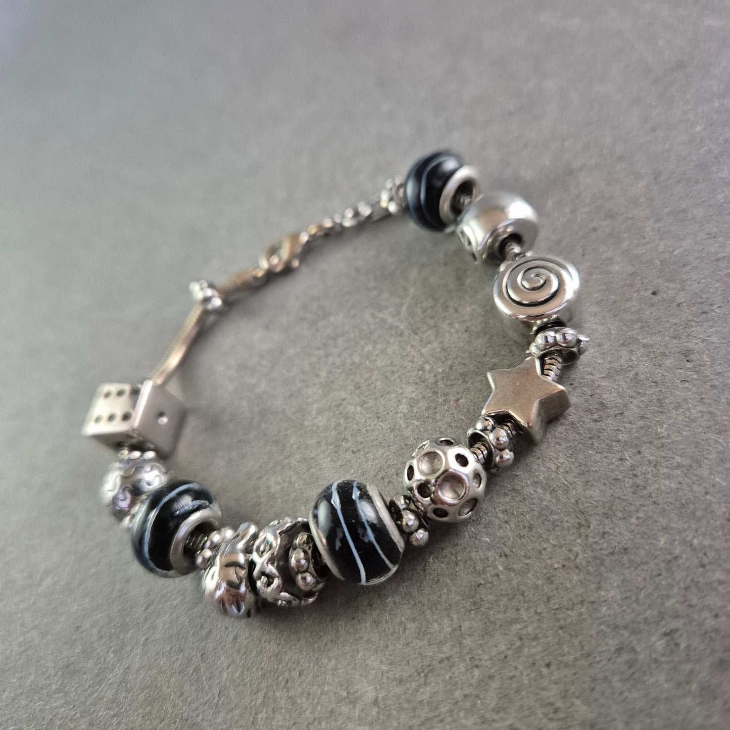 Charm Armband in Silberoptik – Mit Glasperlen & Symbolanhängern