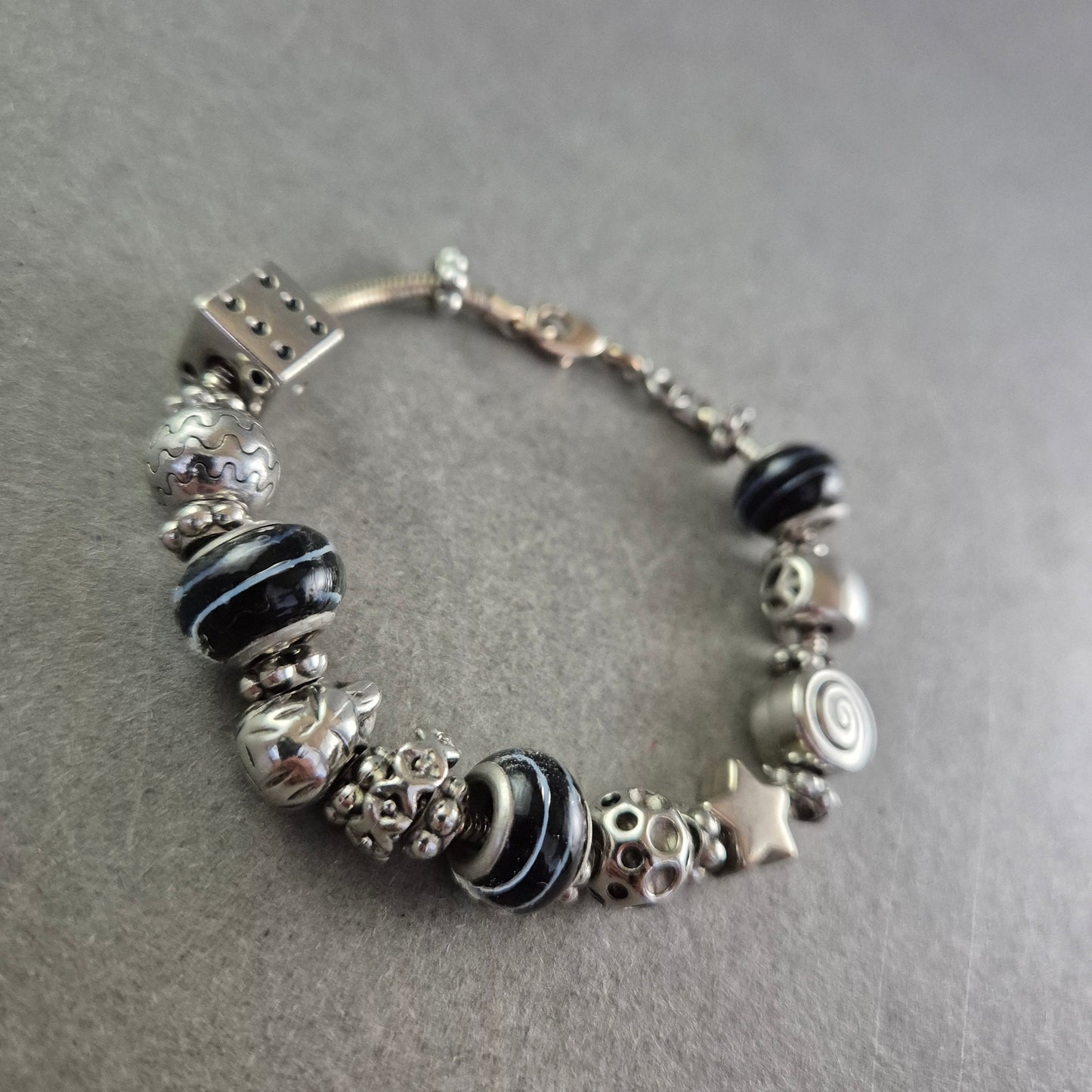 Charm Armband in Silberoptik – Mit Glasperlen & Symbolanhängern