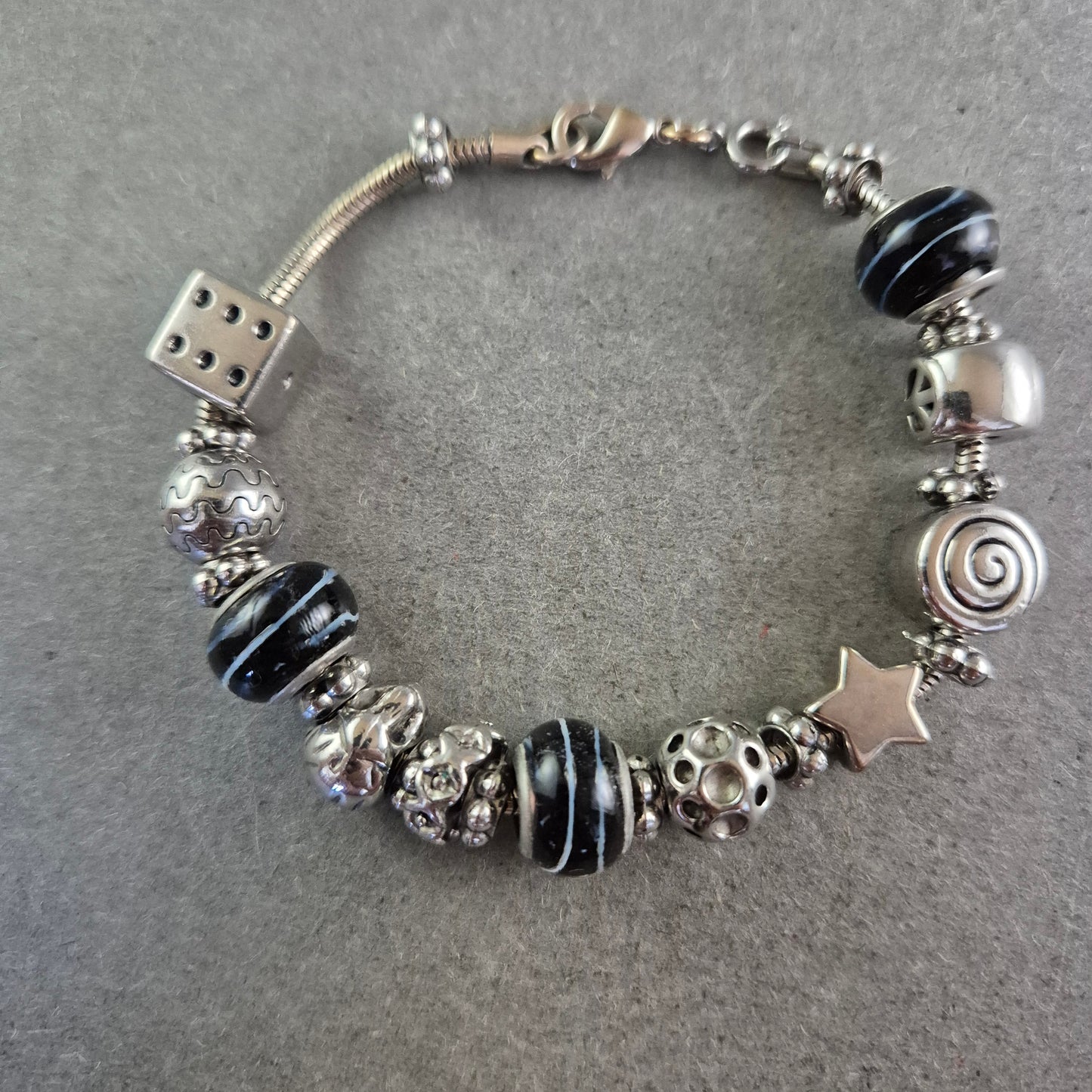 Charm Armband in Silberoptik – Mit Glasperlen & Symbolanhängern