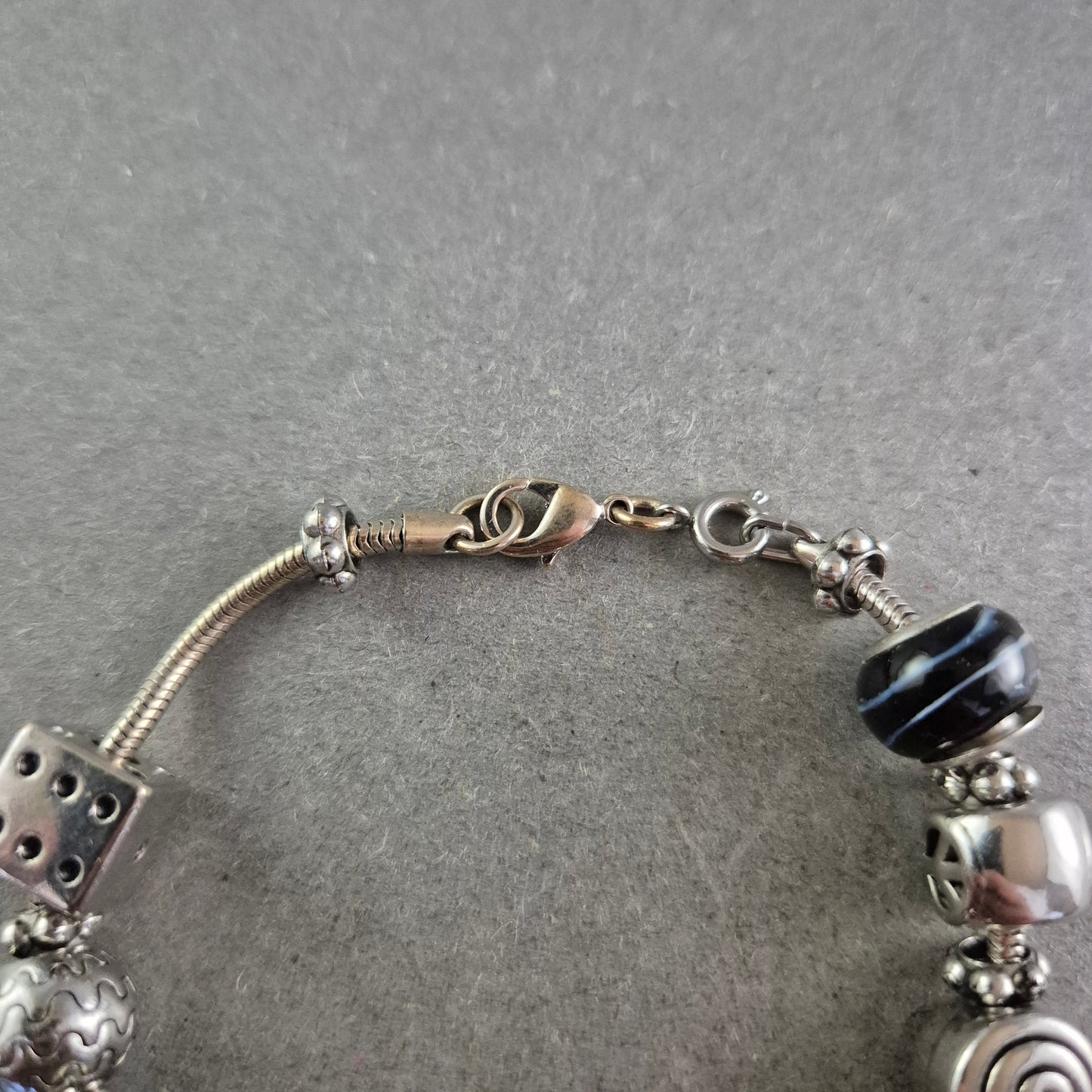 Charm Armband in Silberoptik – Mit Glasperlen & Symbolanhängern