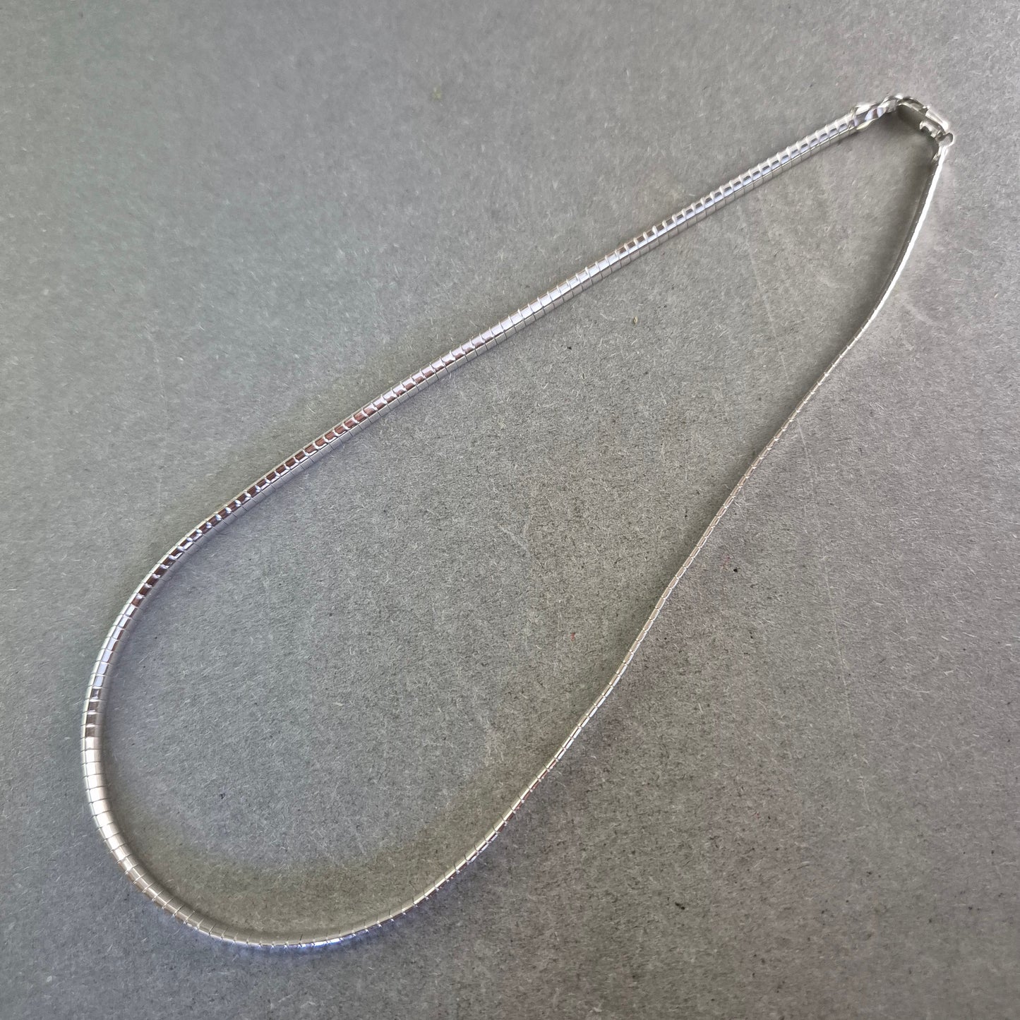 Silberfarbene Schlangenkette – Schlichtes Design mit elegantem Glanz