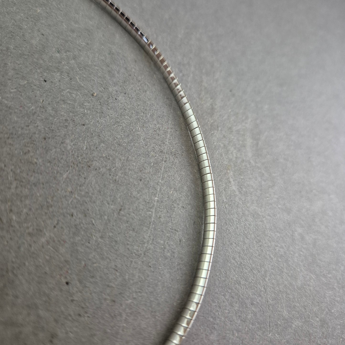 Silberfarbene Schlangenkette – Schlichtes Design mit elegantem Glanz