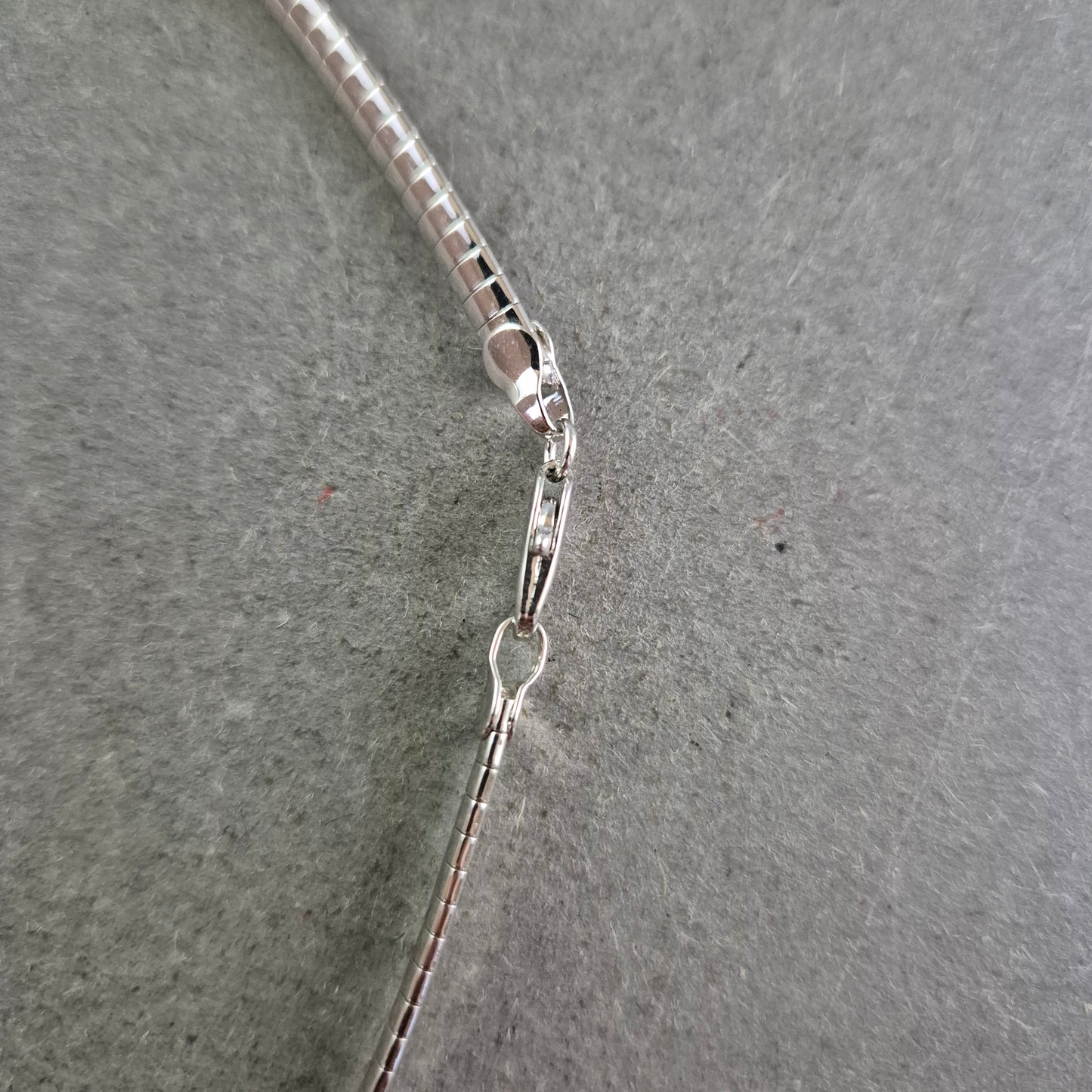 Silberfarbene Schlangenkette – Schlichtes Design mit elegantem Glanz