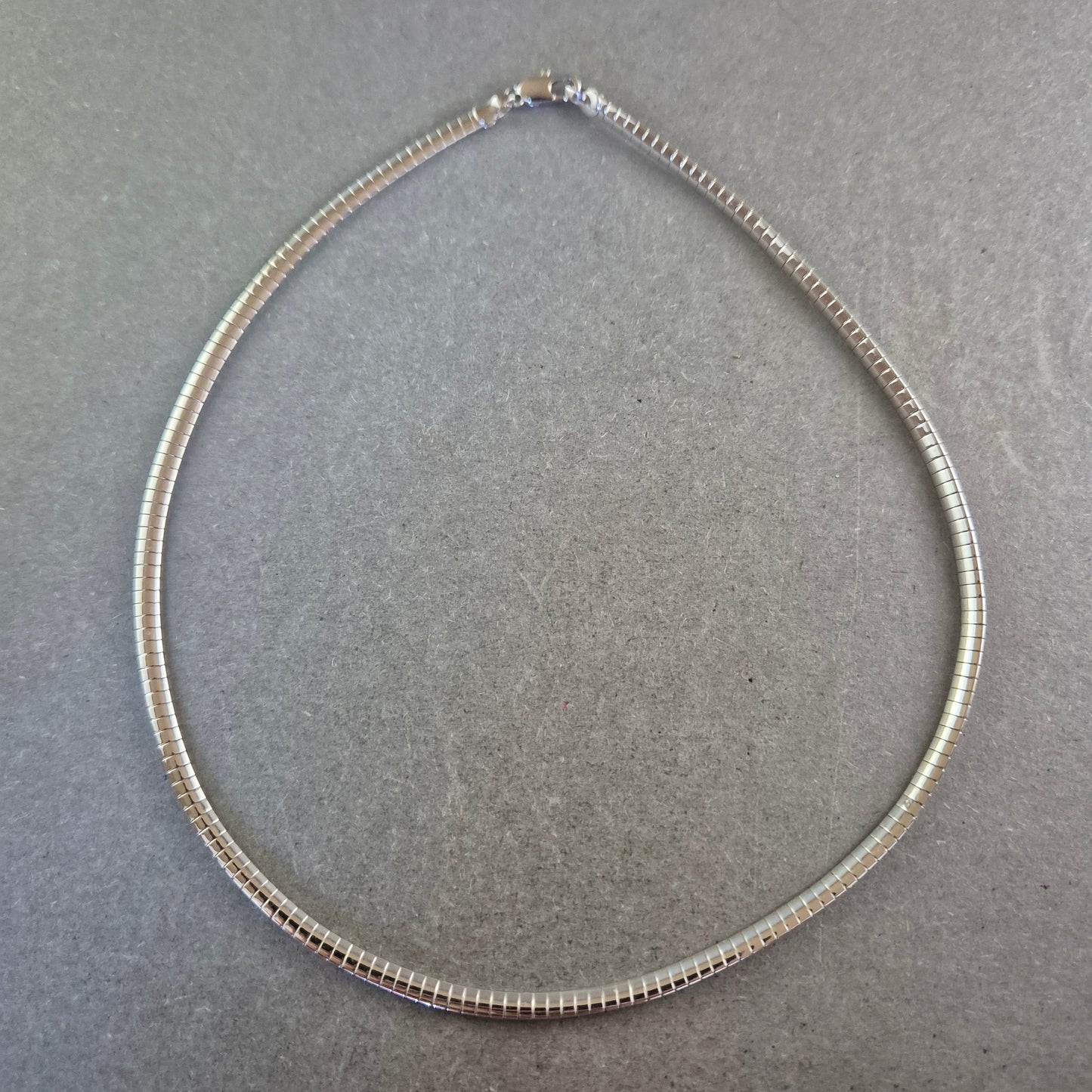 Silberfarbene Schlangenkette – Schlichtes Design mit elegantem Glanz