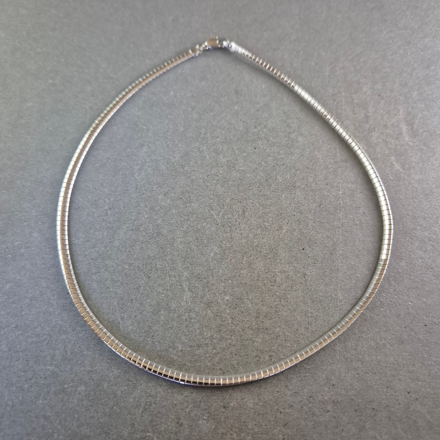 Silberfarbene Schlangenkette – Schlichtes Design mit elegantem Glanz