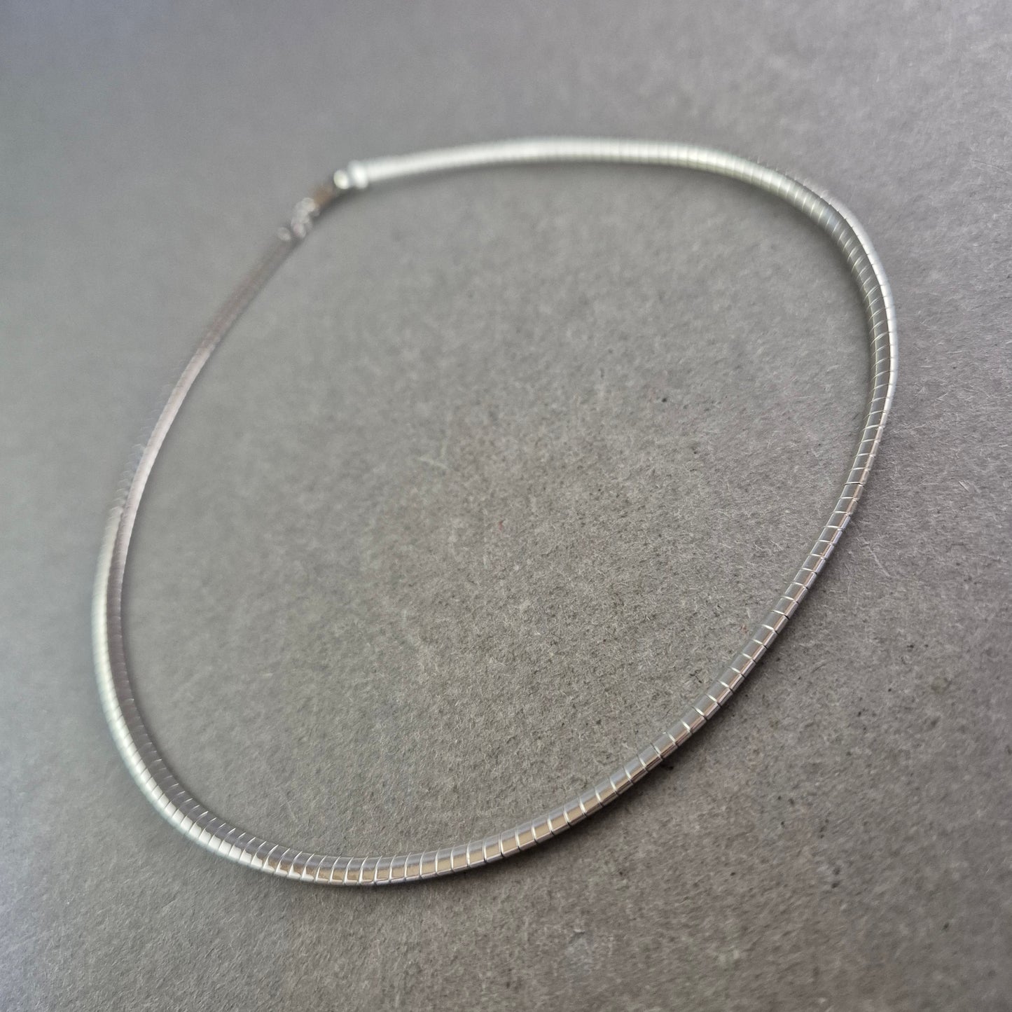 Silberfarbene Schlangenkette – Schlichtes Design mit elegantem Glanz