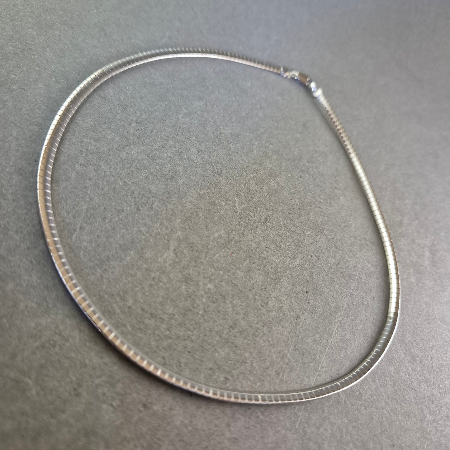 Silberfarbene Schlangenkette – Schlichtes Design mit elegantem Glanz