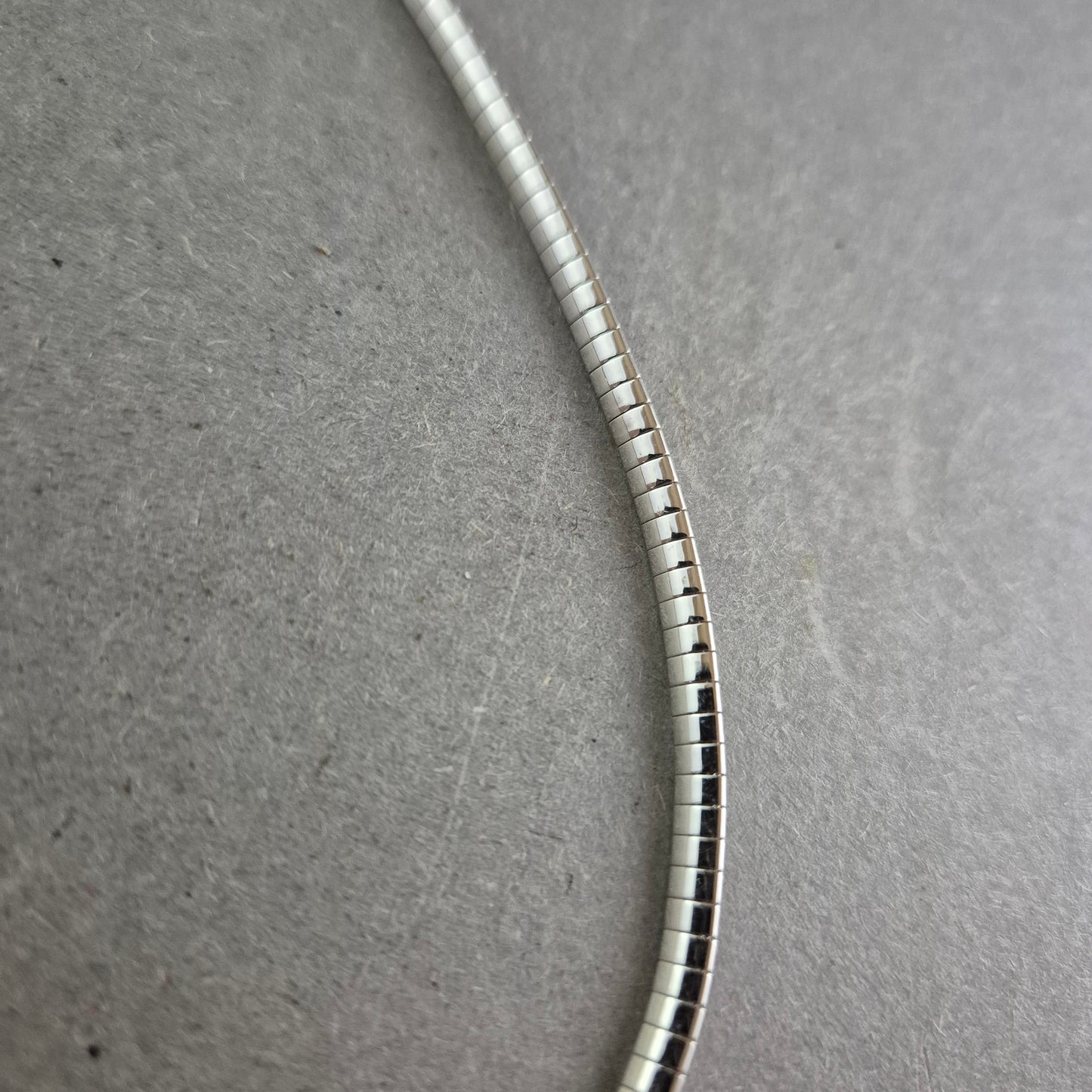 Silberfarbene Schlangenkette – Schlichtes Design mit elegantem Glanz