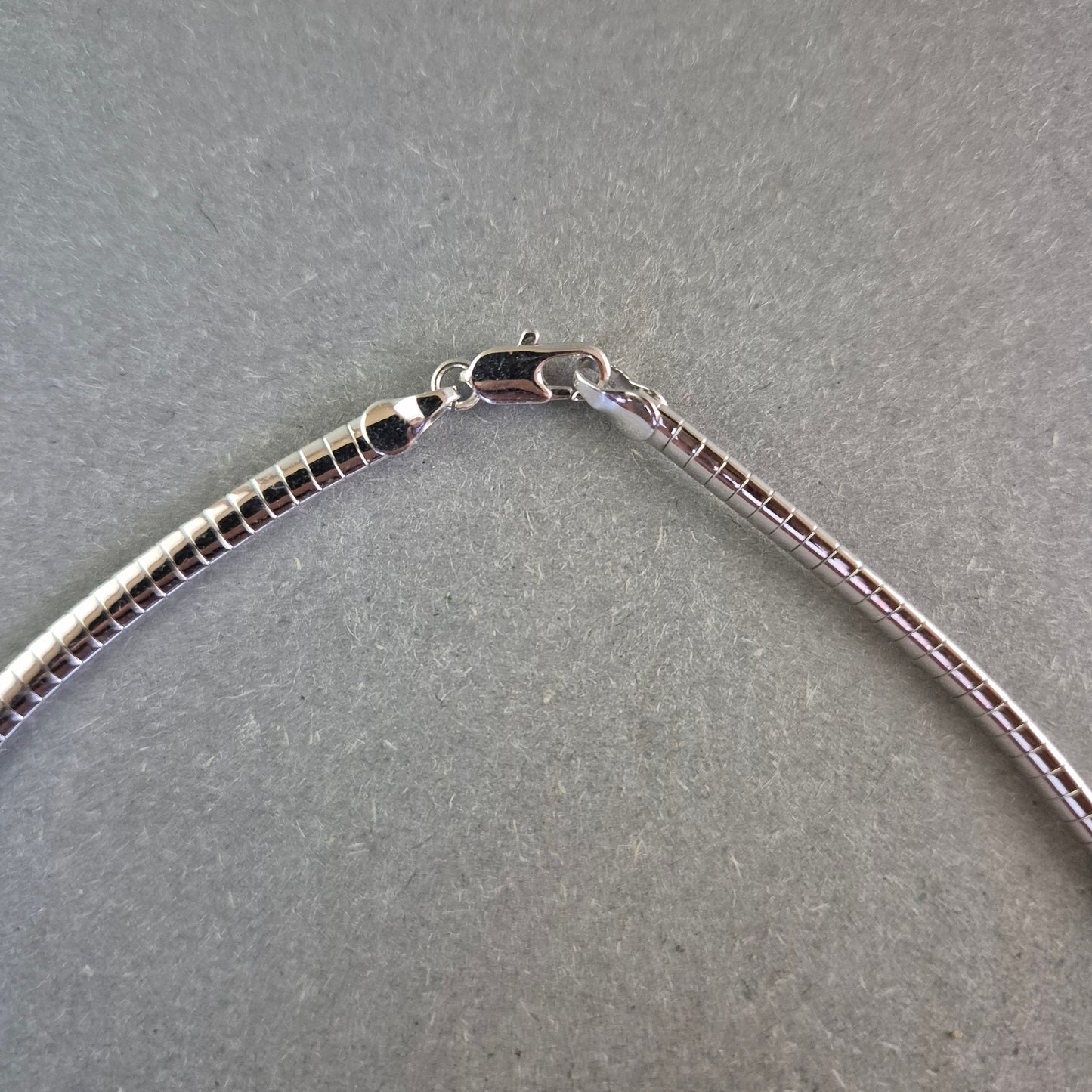 Silberfarbene Schlangenkette – Schlichtes Design mit elegantem Glanz