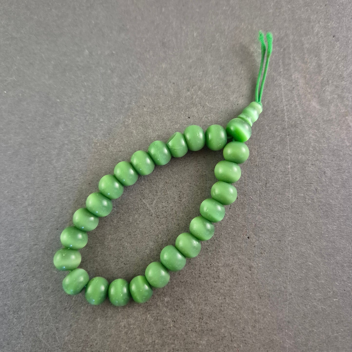 Grünes Kunststoff Armband – Kräftige Farbe im Retro-Stil