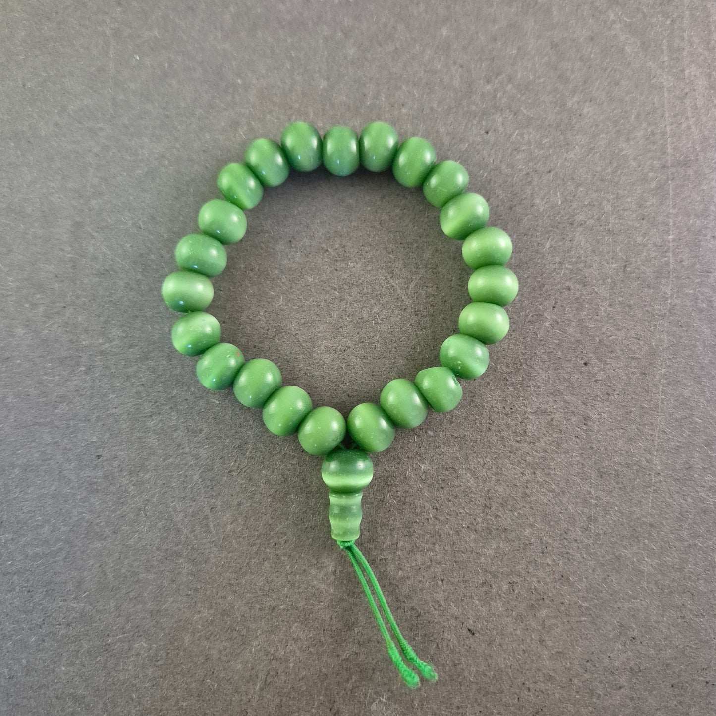 Grünes Kunststoff Armband – Kräftige Farbe im Retro-Stil