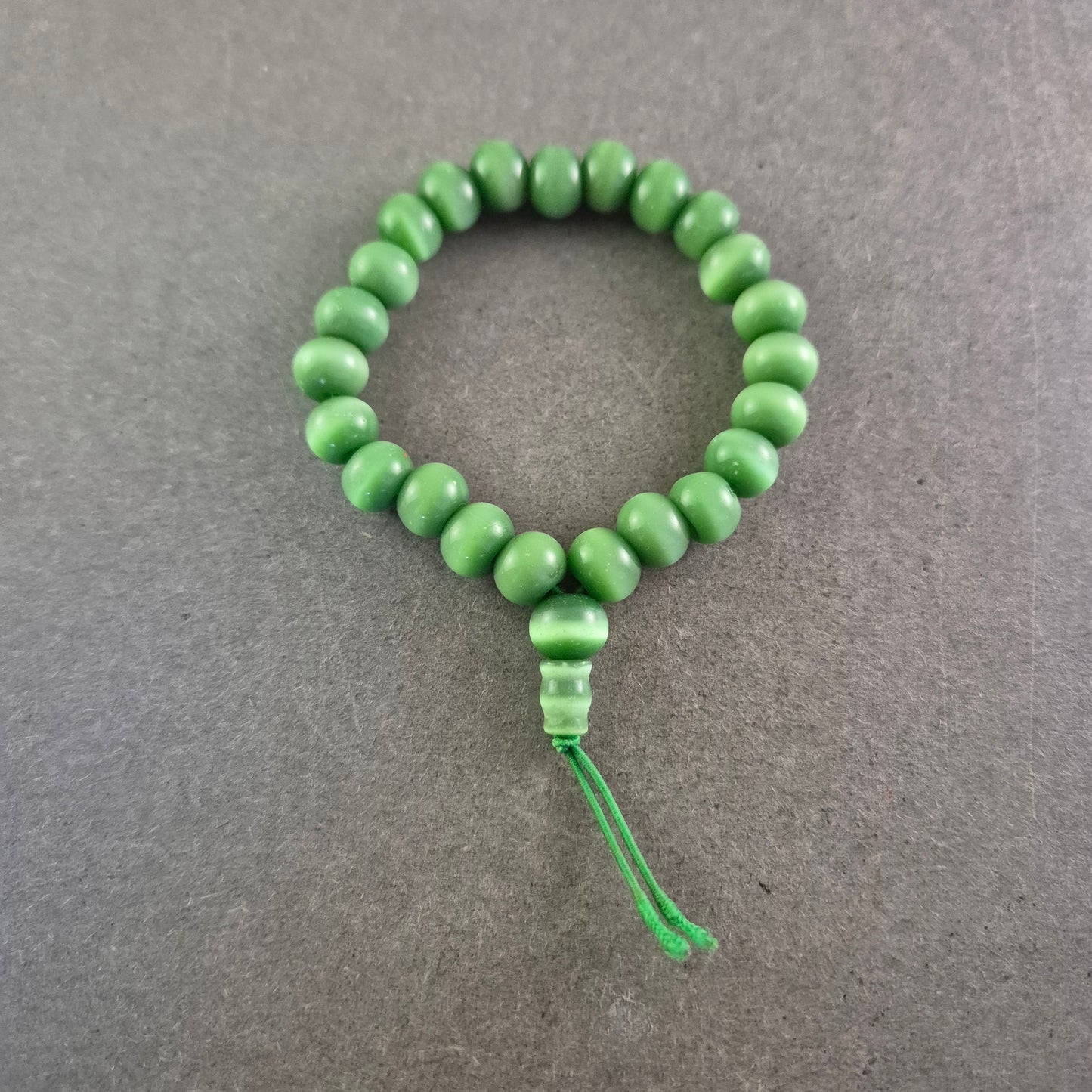 Grünes Kunststoff Armband – Kräftige Farbe im Retro-Stil