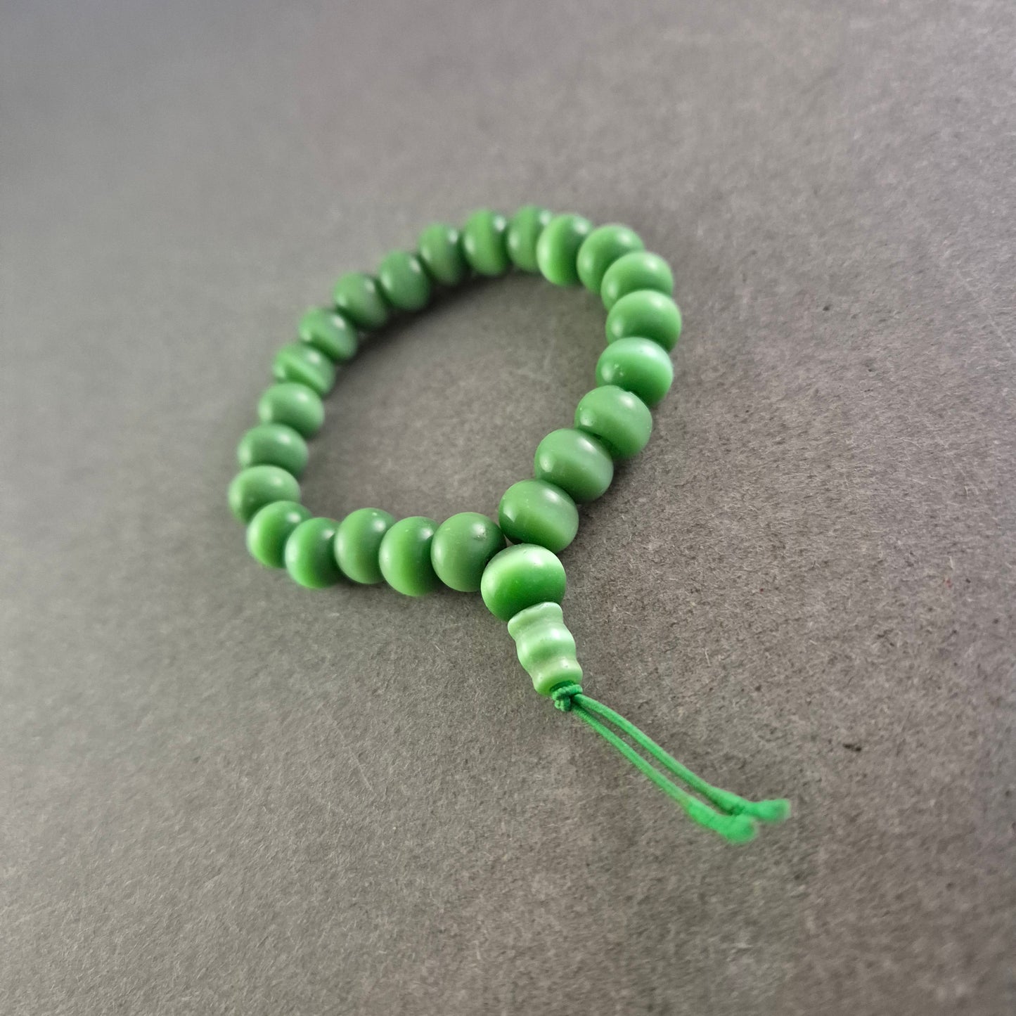 Grünes Kunststoff Armband – Kräftige Farbe im Retro-Stil