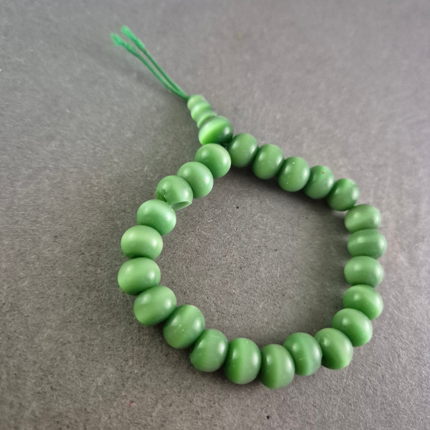 Grünes Kunststoff Armband – Kräftige Farbe im Retro-Stil