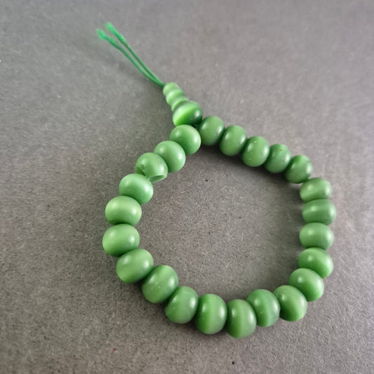 Grünes Kunststoff Armband – Kräftige Farbe im Retro-Stil