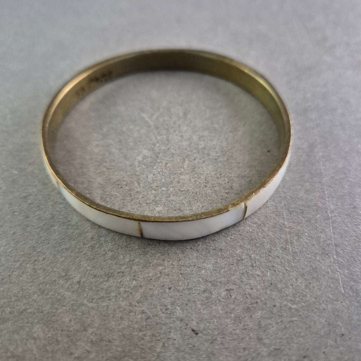 Vintage Armreif mit Perlmutt-Einlage – Eleganz im Messing-Look