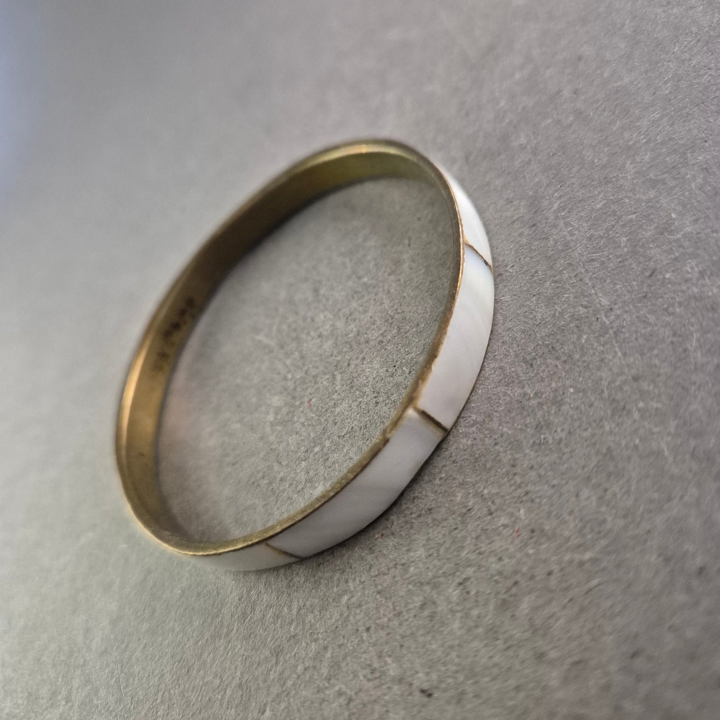 Vintage Armreif mit Perlmutt-Einlage – Eleganz im Messing-Look