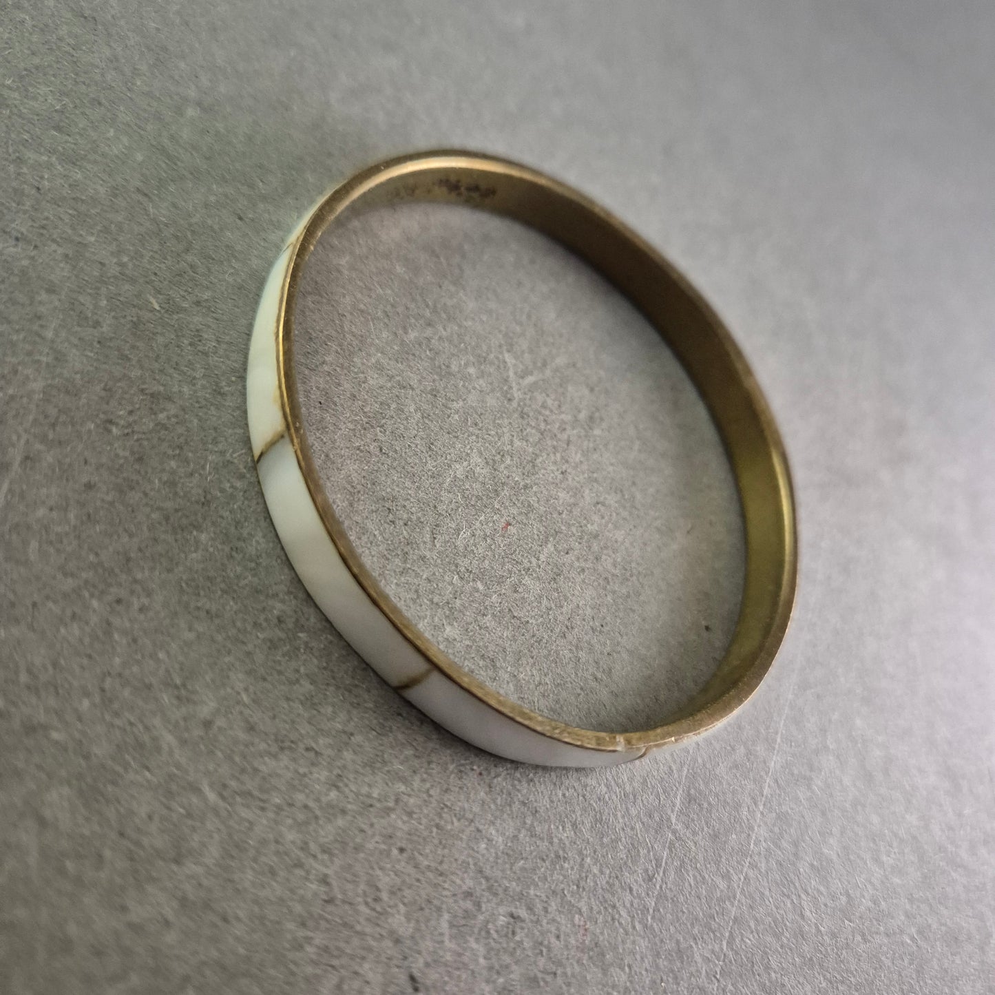 Vintage Armreif mit Perlmutt-Einlage – Eleganz im Messing-Look