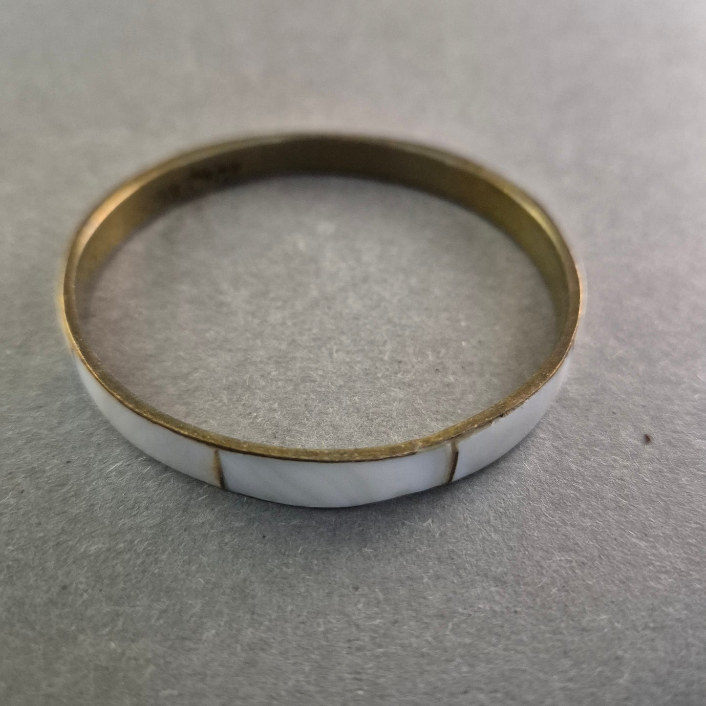 Vintage Armreif mit Perlmutt-Einlage – Eleganz im Messing-Look