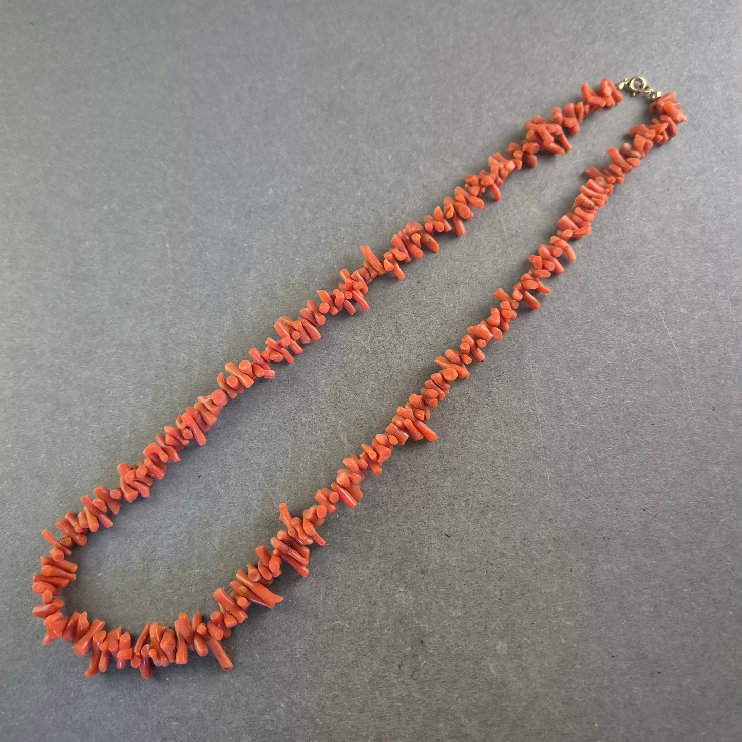 Rote Korallen Halskette – Natürlicher Meereslook mit Splittersteinen