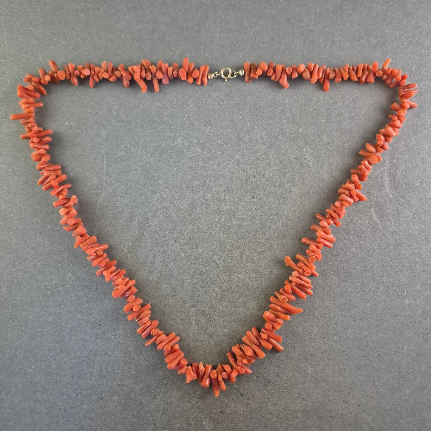 Rote Korallen Halskette – Natürlicher Meereslook mit Splittersteinen