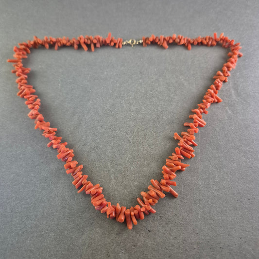 Rote Korallen Halskette – Natürlicher Meereslook mit Splittersteinen