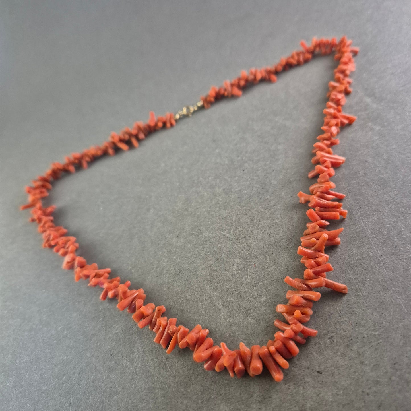 Rote Korallen Halskette – Natürlicher Meereslook mit Splittersteinen