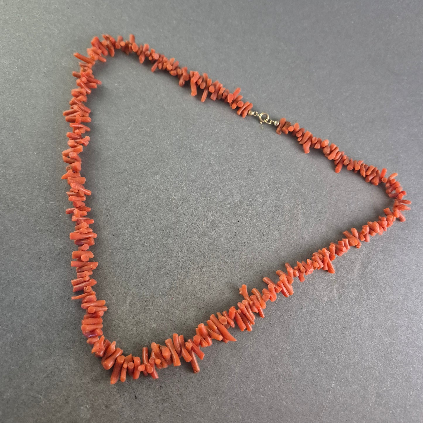 Rote Korallen Halskette – Natürlicher Meereslook mit Splittersteinen