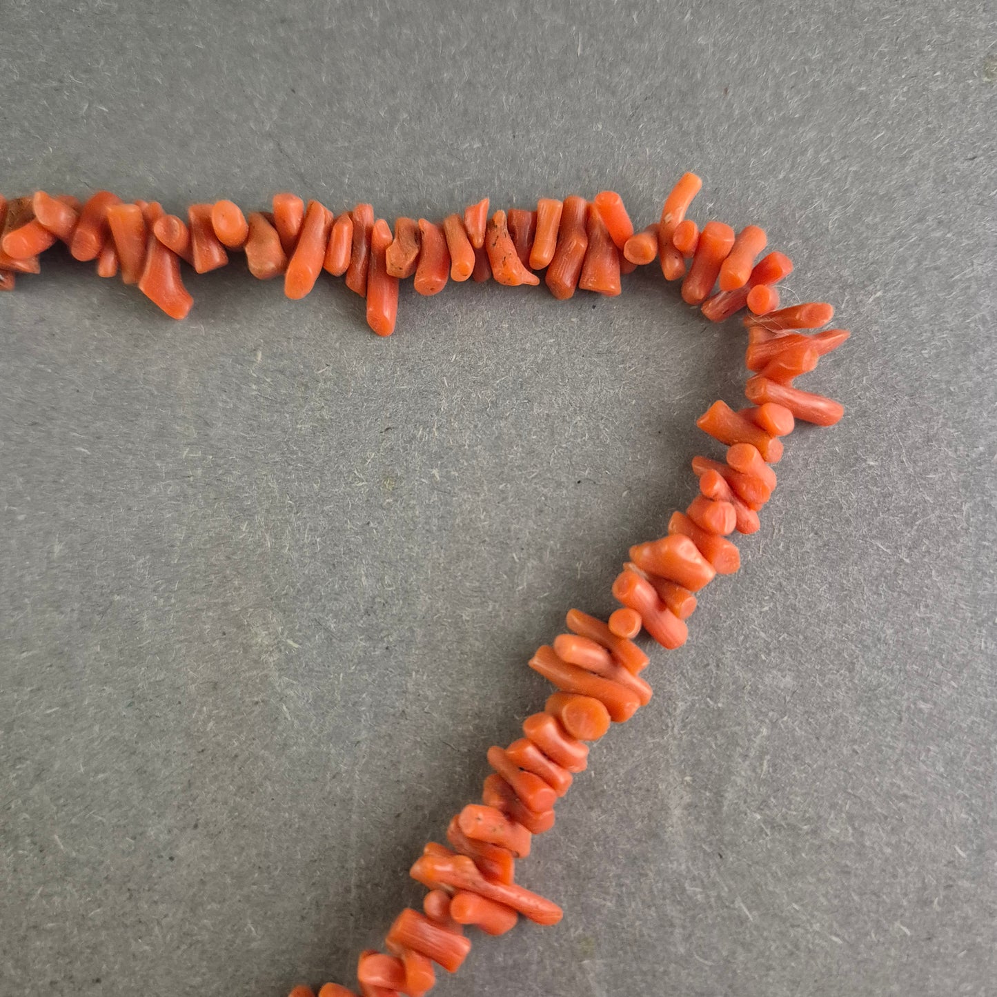 Rote Korallen Halskette – Natürlicher Meereslook mit Splittersteinen