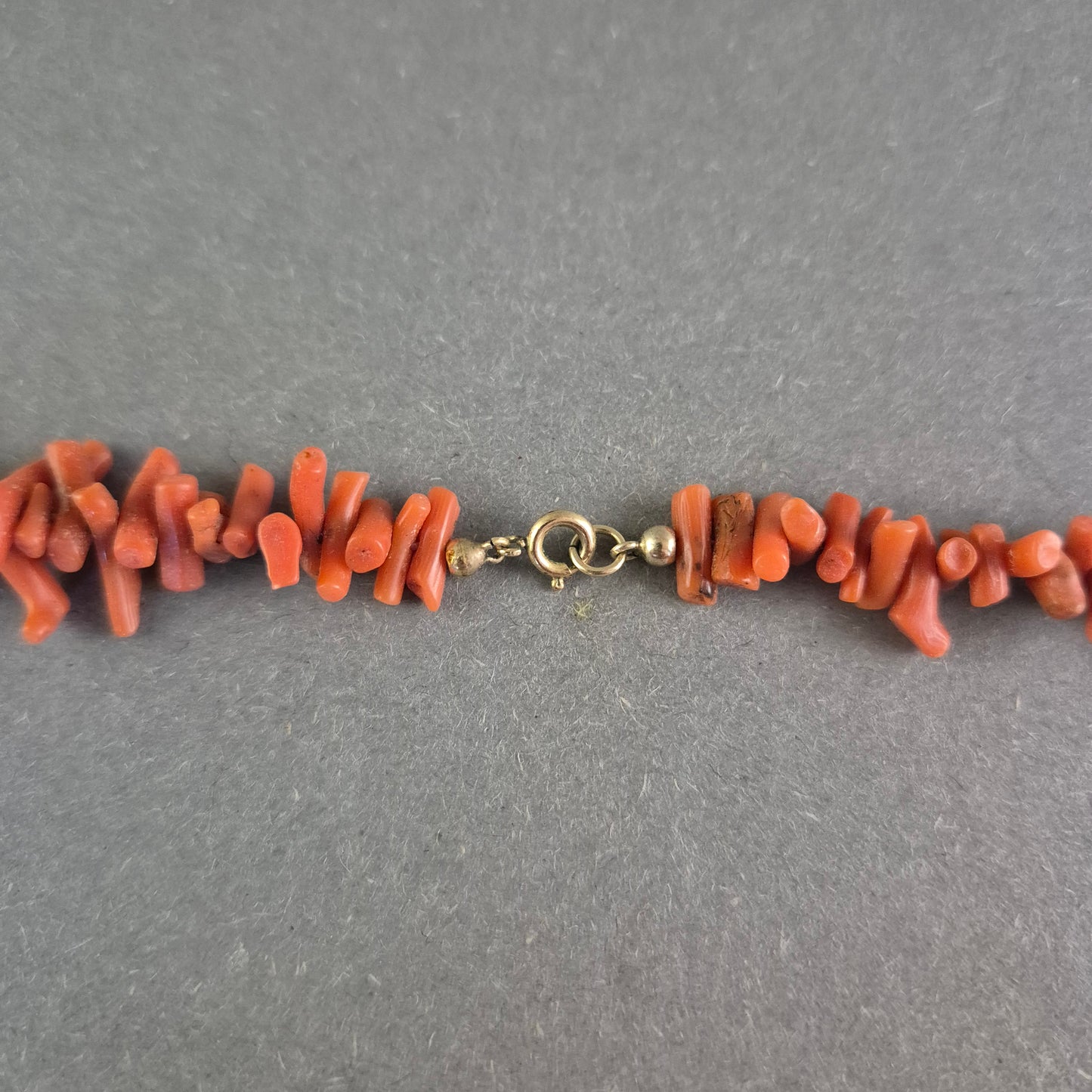 Rote Korallen Halskette – Natürlicher Meereslook mit Splittersteinen