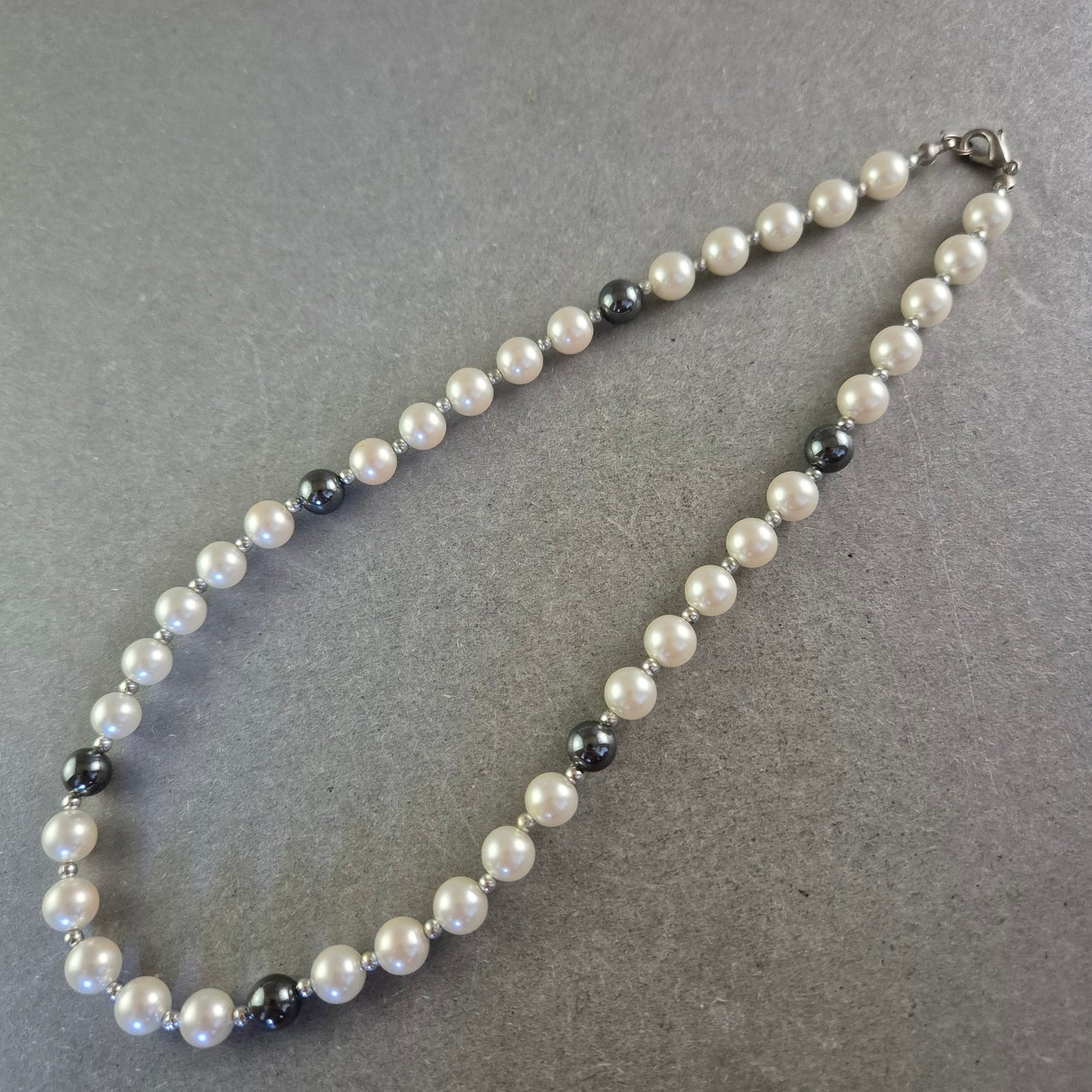 Perlen Halskette in Weiß & Anthrazit – Klassik trifft Kontrast
