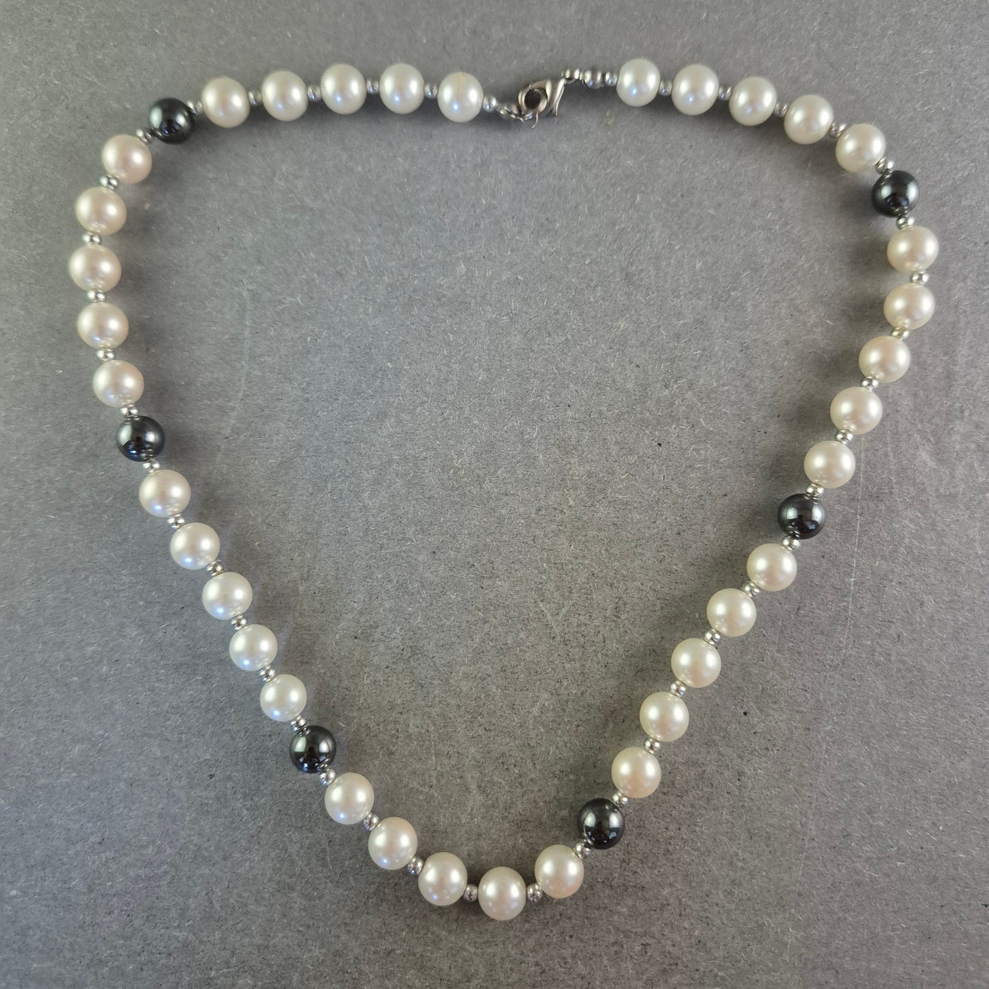 Perlen Halskette in Weiß & Anthrazit – Klassik trifft Kontrast