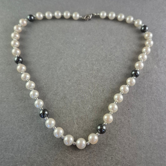 Perlen Halskette in Weiß & Anthrazit – Klassik trifft Kontrast