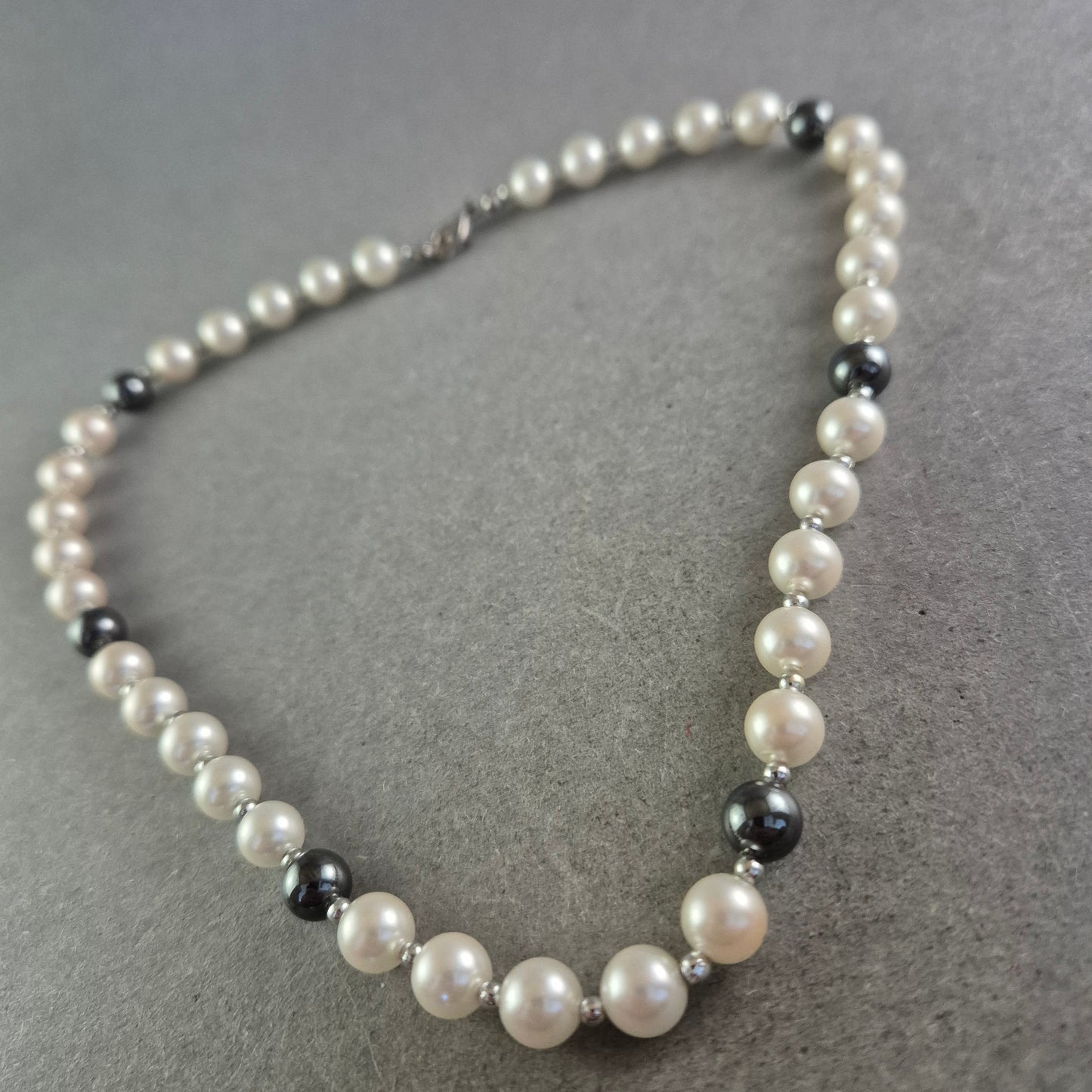 Perlen Halskette in Weiß & Anthrazit – Klassik trifft Kontrast