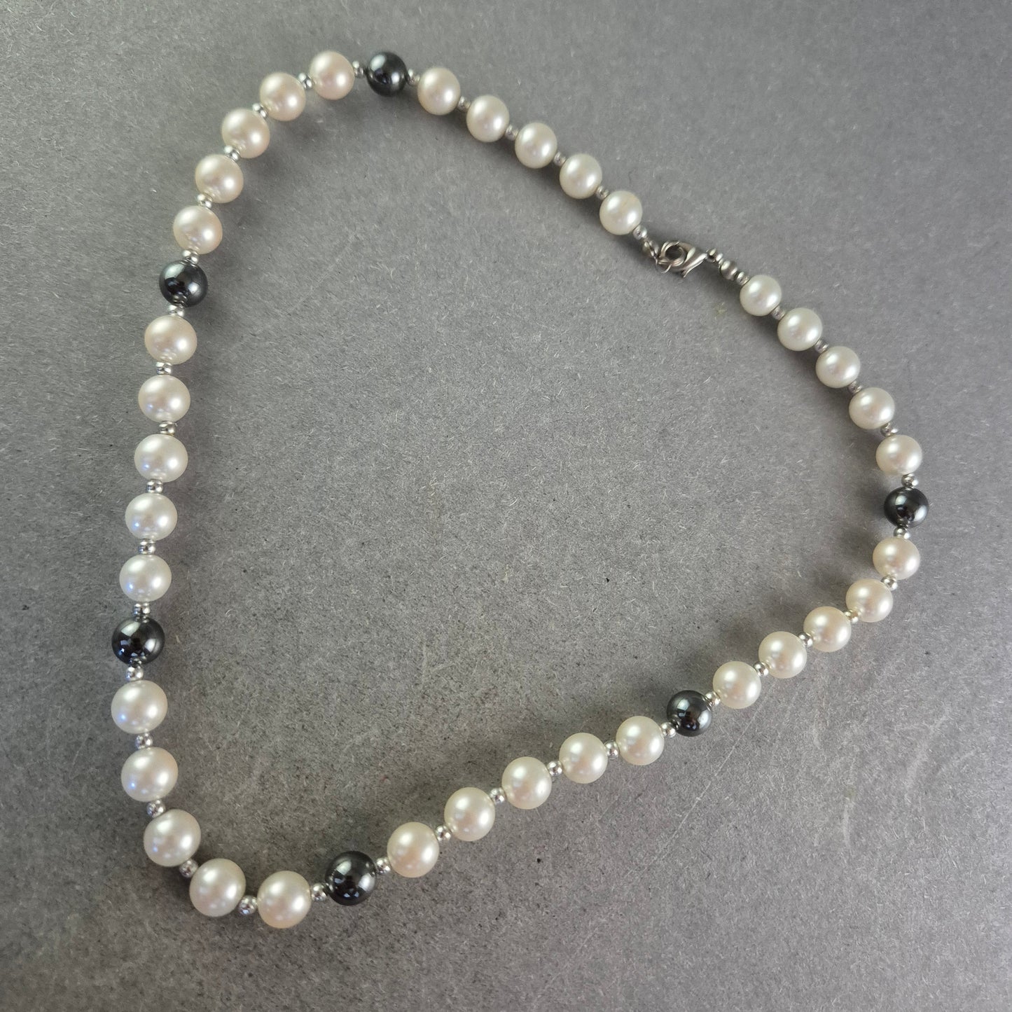 Perlen Halskette in Weiß & Anthrazit – Klassik trifft Kontrast