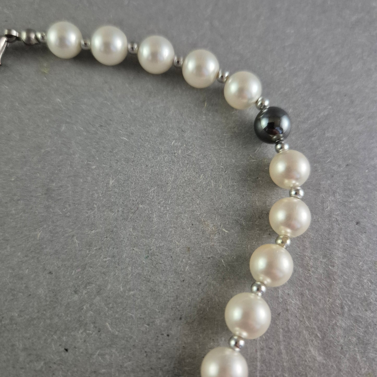 Perlen Halskette in Weiß & Anthrazit – Klassik trifft Kontrast