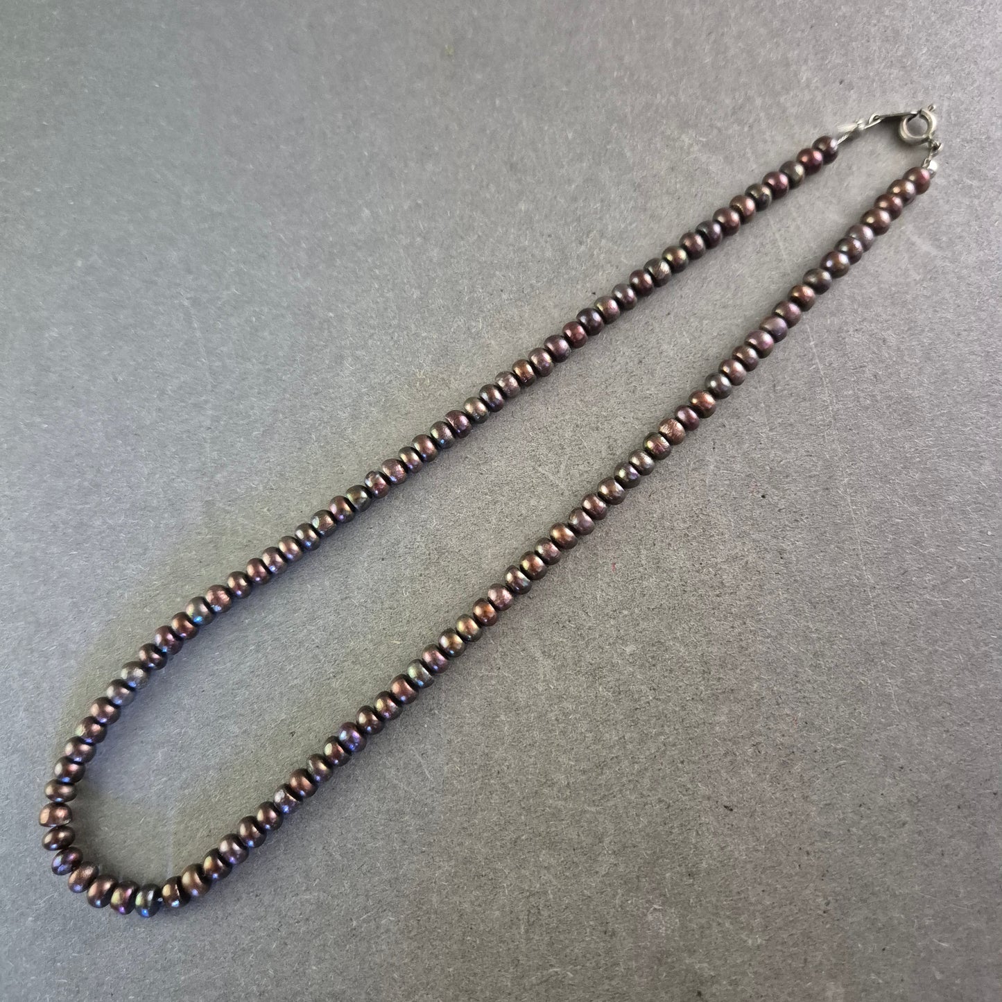 Elegante Perlen Kette in dunklem Schimmer – Zeitlos und stilvoll