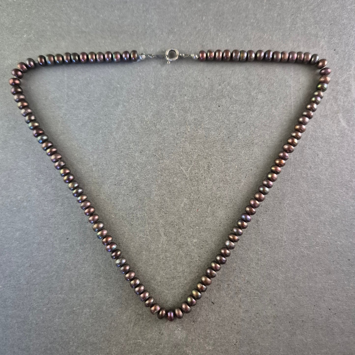 Elegante Perlen Kette in dunklem Schimmer – Zeitlos und stilvoll