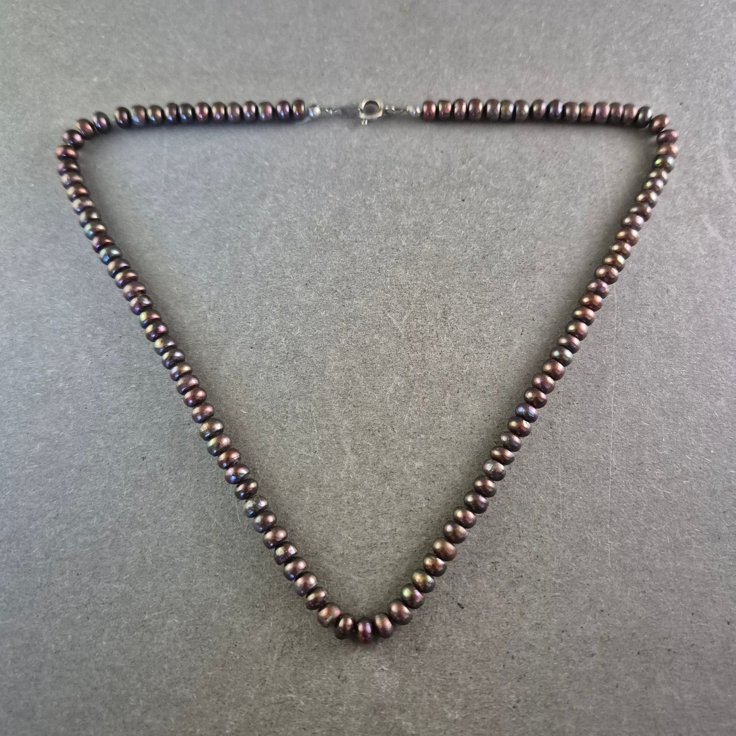 Elegante Perlen Kette in dunklem Schimmer – Zeitlos und stilvoll