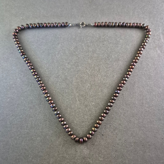 Elegante Perlen Kette in dunklem Schimmer – Zeitlos und stilvoll