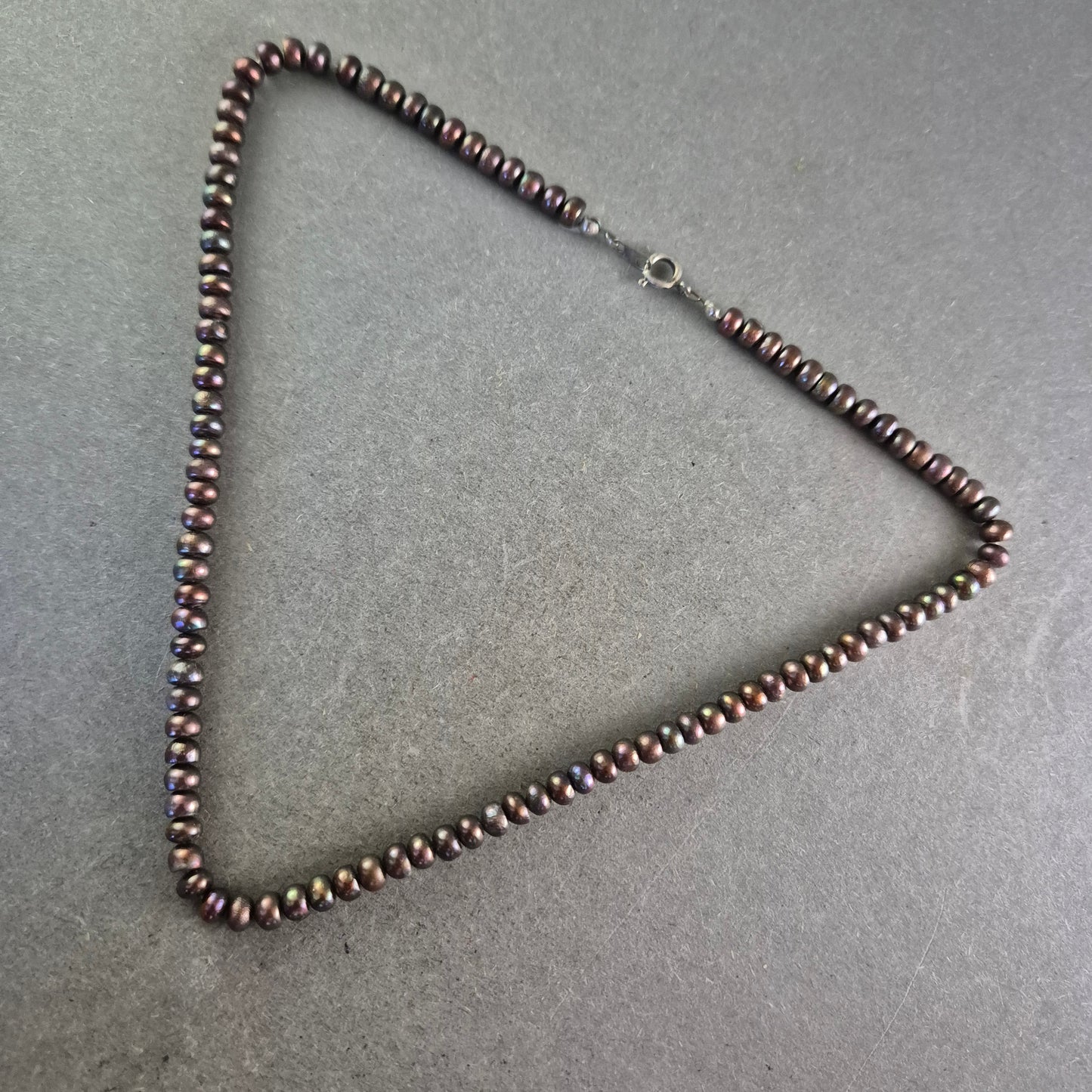 Elegante Perlen Kette in dunklem Schimmer – Zeitlos und stilvoll