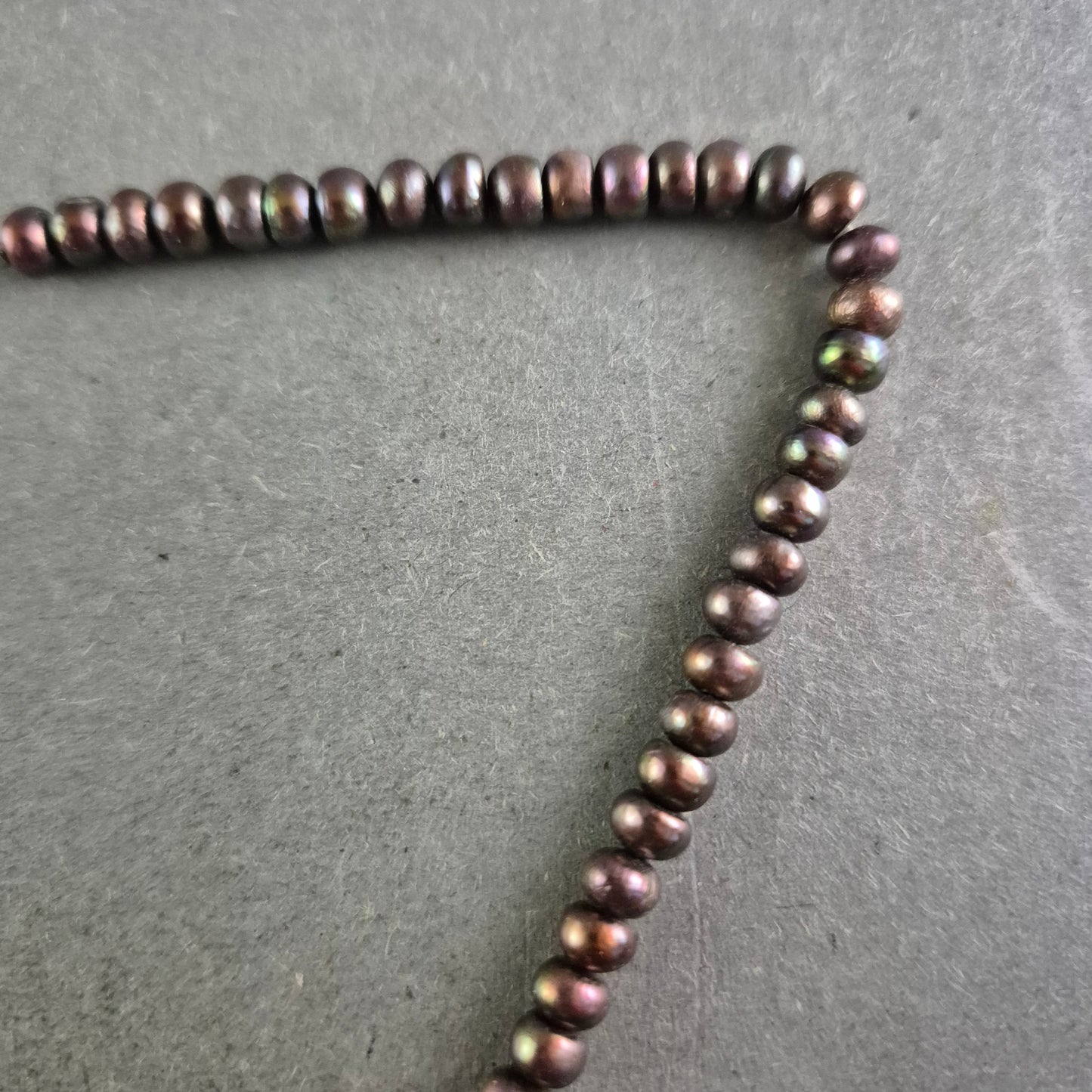 Elegante Perlen Kette in dunklem Schimmer – Zeitlos und stilvoll