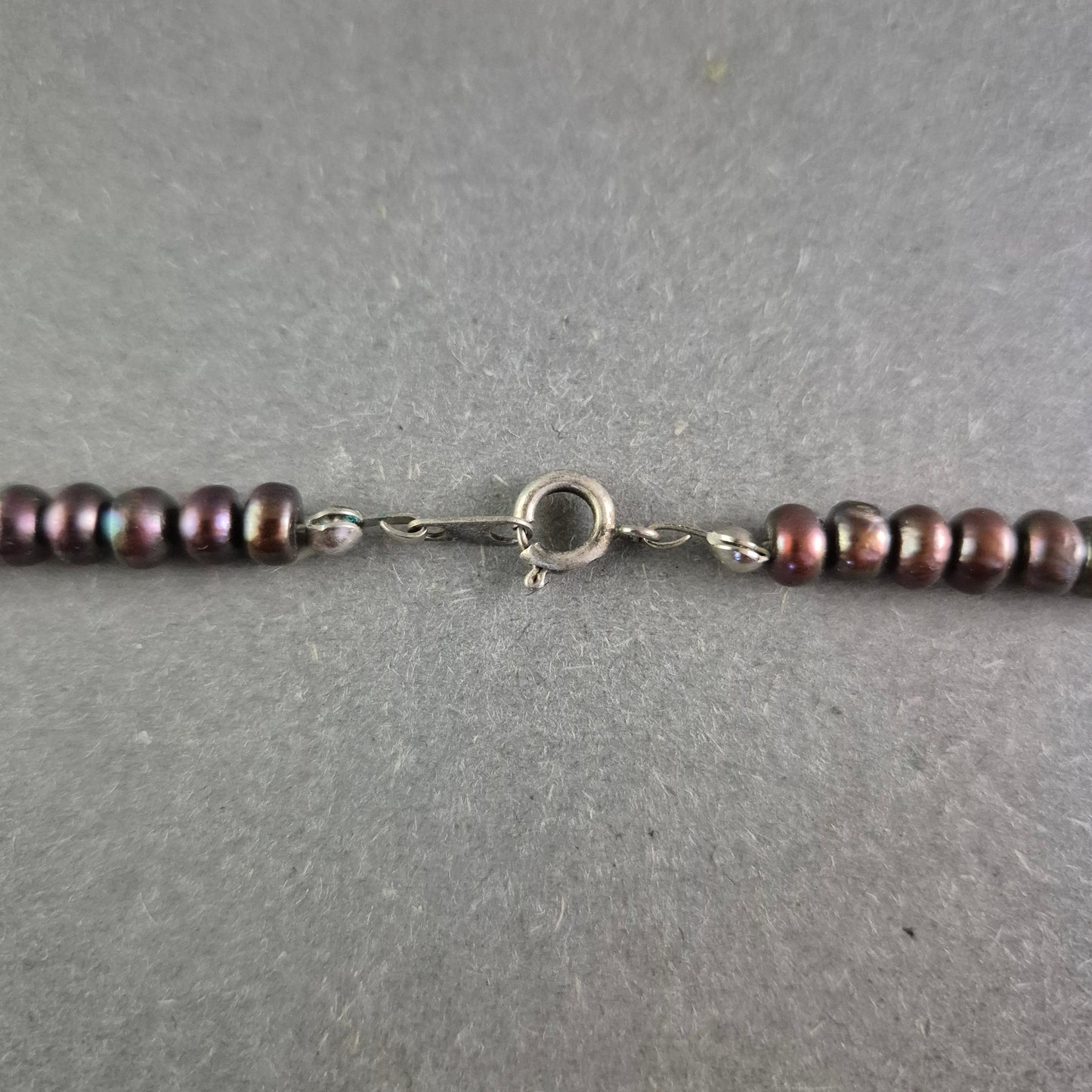 Elegante Perlen Kette in dunklem Schimmer – Zeitlos und stilvoll