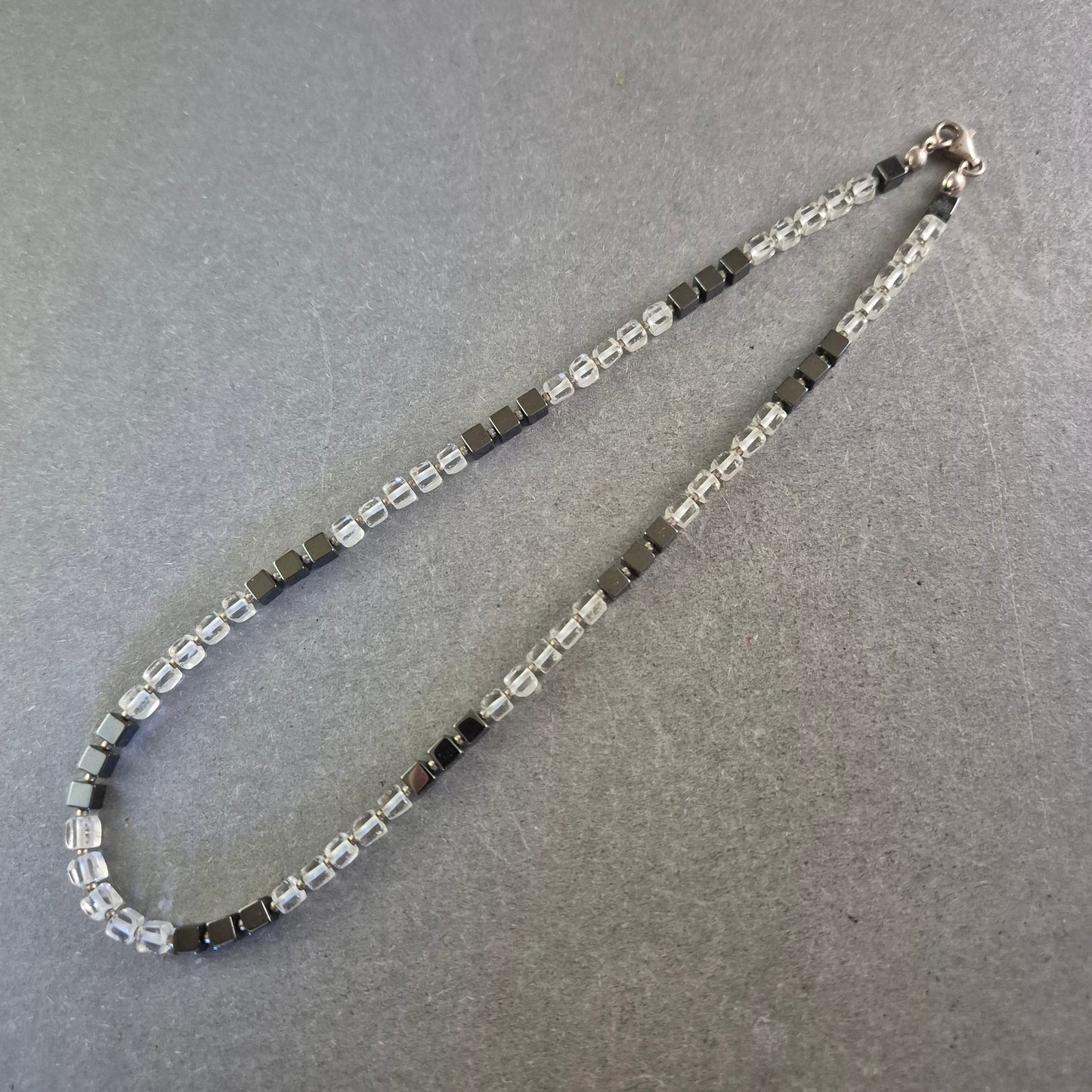 Halskette mit Glasperlen und schwarzen Würfeln – Modern und stilvoll