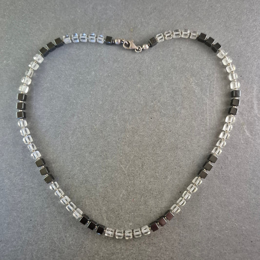 Halskette mit Glasperlen und schwarzen Würfeln – Modern und stilvoll