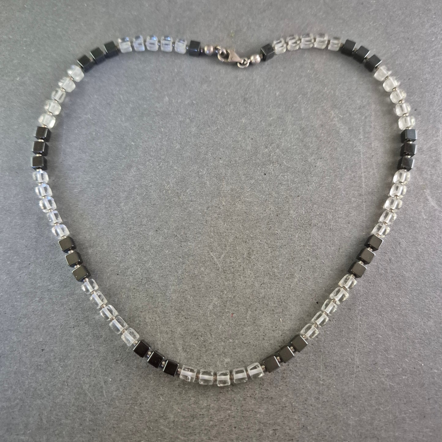 Halskette mit Glasperlen und schwarzen Würfeln – Modern und stilvoll