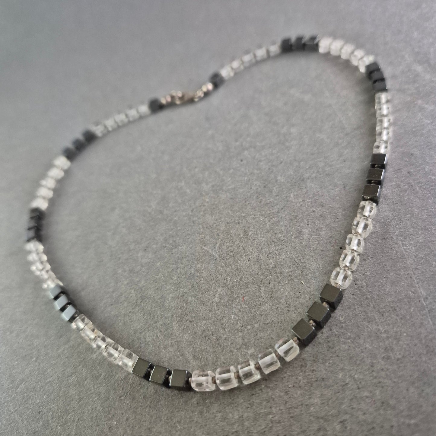 Halskette mit Glasperlen und schwarzen Würfeln – Modern und stilvoll